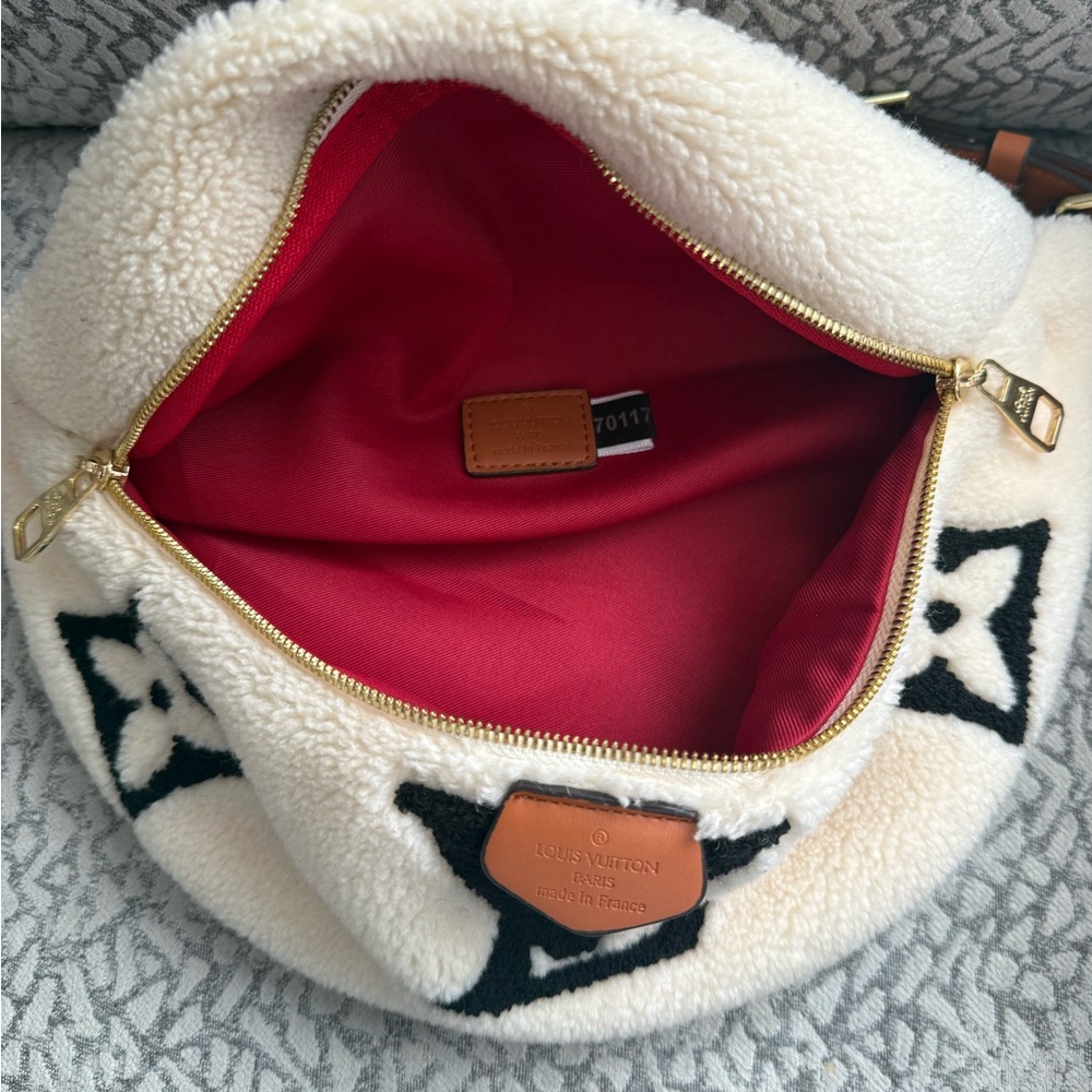 Inspired L V Shearling Bumbag with distinctive contrasting monogram - Picture 6 of 6
